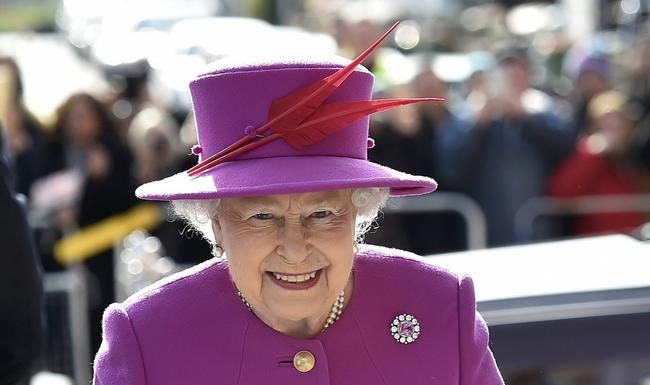 4 fascinating facts about The Queen’s handbag habits