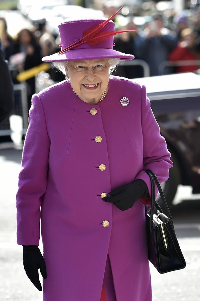 4 fascinating facts about The Queen’s handbag habits Australian Bloggers