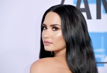 Demi Lovato’s no-makeup selfie with her “booty chin” sends an important message