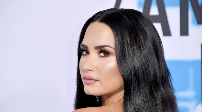Demi Lovato’s no-makeup selfie with her “booty chin” sends an important message